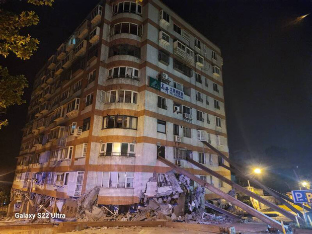 23日未明の地震を受け、傾いた花蓮市のビル「統帥大楼」（中央通信社） 