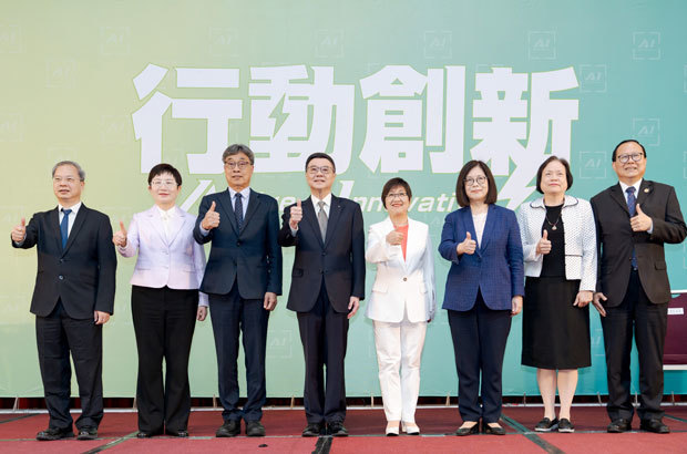 次期行政院長の卓栄泰氏（左から４人目）が新たな行政院の六つの閣僚ポストを発表した＝23日（民主進歩党提供）