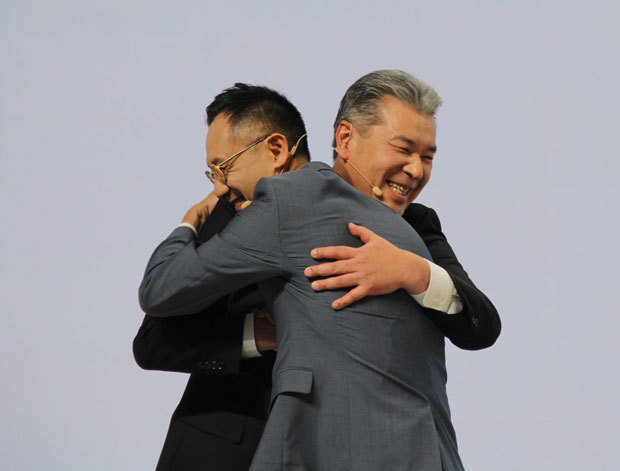 トヨタ自動車はテンセントとの提携を発表。中嶋裕樹副社長（左）はプレスカンファレンスで、テンセントの湯道生副総裁とがっちり抱擁を交わした＝25日、北京 