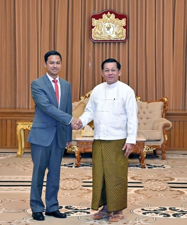 カンボジアの チュム大使（左）と握手するミャンマー国軍のミンフライン総司令官＝24日、ネピドー（国軍公式サイトより）