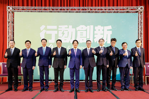 台湾次期総統の頼清徳氏（左から５人目）が新たな行政院の八つの閣僚ポストを発表した＝25日（民主進歩党提供）