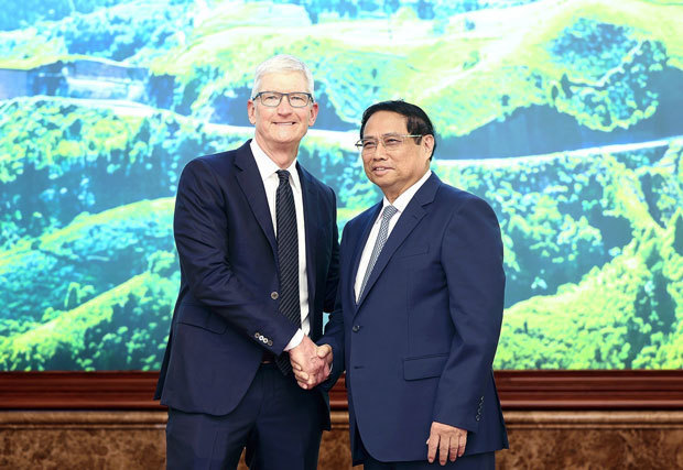 アップルがベトナムからの調達を拡大している。写真は同社のティム・クックＣＥＯ（左）を出迎えるチン首相（ＶＮＡ＝ＮＮＡ）