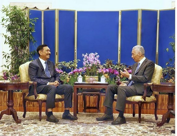シンガポールのリー首相（右）とルフット調整相（海事・投資担当）はＣＣＳ技術の協力などを協議した（在シンガポール・インドネシア大使館提供）