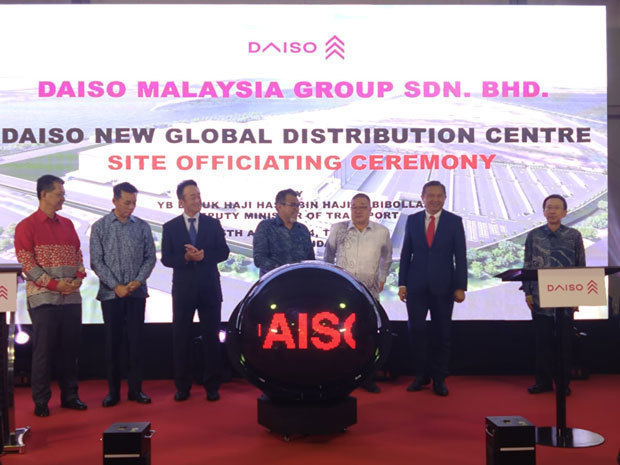 ダイソーのグローバル配送センターの起工式には矢野社長（右から３人目）のほか、高橋克彦駐マレーシア日本大使（左から3人目）も出席した＝25日、スランゴール州（ＮＮＡ撮影）