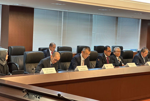ブディ運輸相（右から３人目）は24～25日に日本を訪問し、関係者と会談して２国間事業の着実な進展を働きかけた（インドネシア運輸省提供）