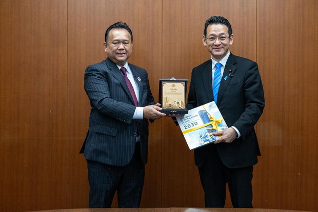 マレーシアのアレクサンダー・ナンタ・リンギ公共事業相（左）と日本の国場幸之助国土交通副大臣（ナンタ氏の公式フェイスブックより） 