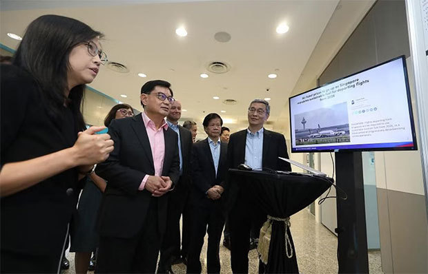 シンガポールの西部ジュロン島に設置された低炭素技術の研究所の開所式に出席したヘン・スイキャット副首相（写真中央、PHOTO: LIANHE ZAOBAO）