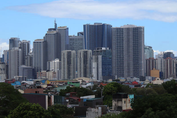 高層ビルと低層住宅が混在するマニラ首都圏＝３日、マカティ市（ＮＮＡ撮影）
