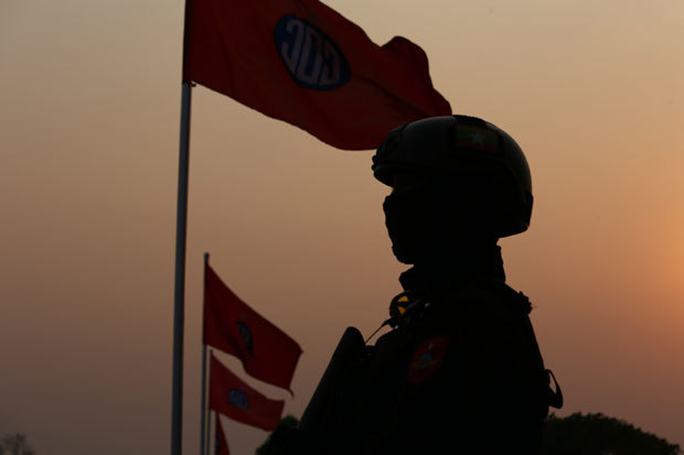 銃を携える国軍兵士＝３月27日、ミャンマー・ネピドー（ＮＮＡ）