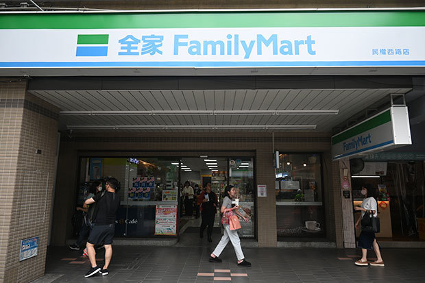 台湾のファミリーマート（全家便利商店）には、おでんや焼き芋を扱う店舗もある＝台北（ＮＮＡ撮影）