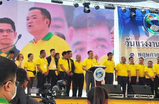タイのアヌティン副首相（写真中央）は１日、今年10月までに１日あたりの最低賃金を400バーツに引き上げる方針を示した＝バンコク（ＮＮＡ撮影）