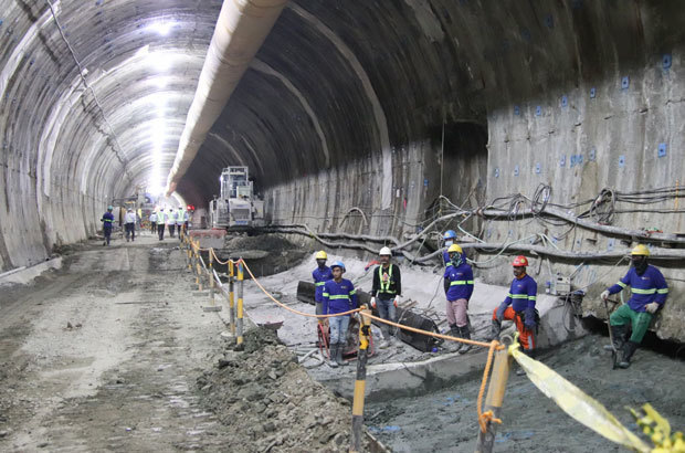 ダバオ市のバイパス敷設事業でトンネル工事をする作業員ら＝2023年12月、南ダバオ州（ＮＮＡ撮影）