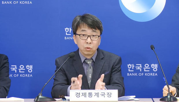 ４月25日に開かれた記者会見で、 韓国銀行のシン・スンチョル経済統計局長は「内需回復の勢いが今後も続くかどうかは、しばらく推移を見守る必要がある」と述べた（韓国銀行の記者会見映像のキャプチャー）