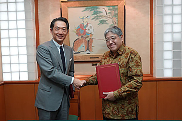 在インドネシア日本大使館は、日本ＮＧＯ連携無償資金協力の一環で、コペルニク・ジャパンと贈与契約に署名したと発表した（同大使館提供）