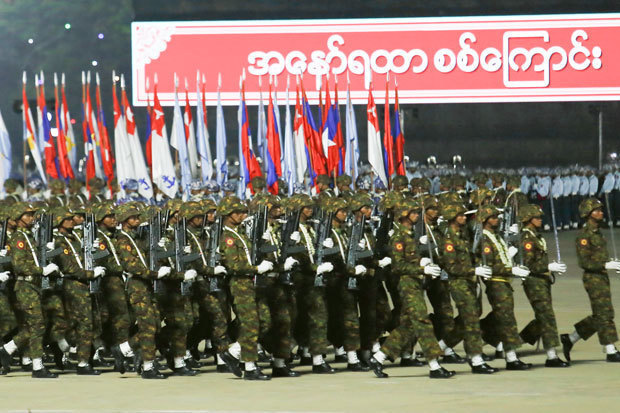 パレードにおける国軍兵士＝３月27日、ミャンマー・ネピドー（ＮＮＡ）