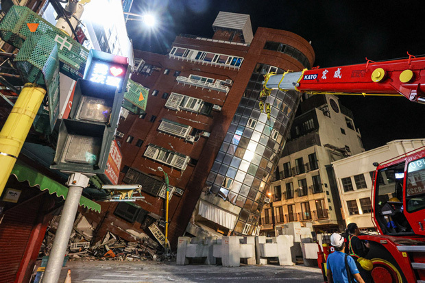台湾東部沖地震で倒壊した花蓮県花蓮市のビル＝４月３日（中央通信社）