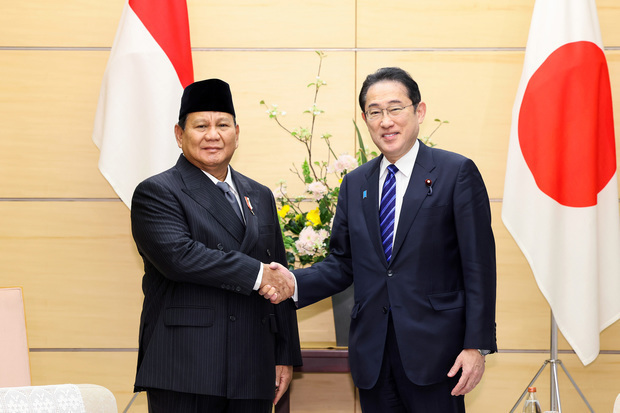 プラボウォ氏（左）は大統領選挙当選後の外遊の２カ国目として日本を訪れ岸田首相と会談した＝４月３日（日本の内閣広報室提供）