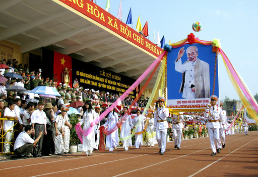 ７日、ベトナム北西部のディエンビエンフーで行われた戦勝記念式典（共同）