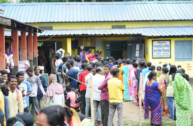 総選挙の初回の投票日に投票所に並ぶ人々＝北東部アッサム州（インド政府提供）