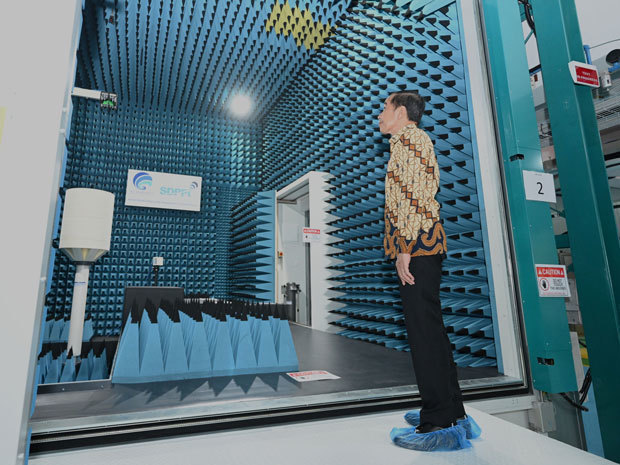 ジョコ大統領は、通信機器の製品検査を実施する最新施設ＩＤＴＨを視察した（大統領府提供）