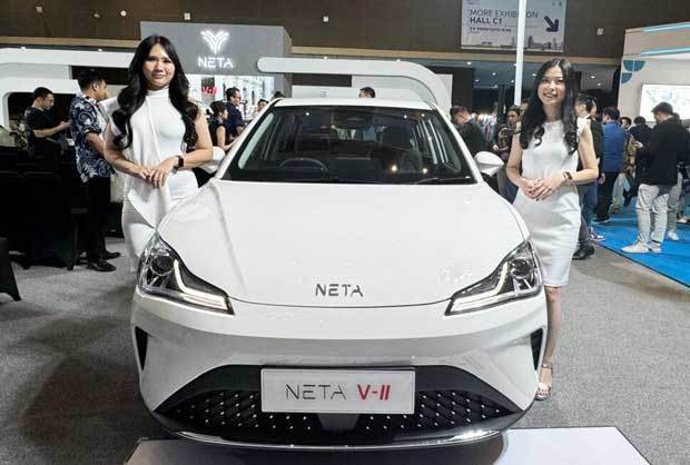 ＮＥＴＡオート・インドネシアは、「Ｐｅｒｉｋｌｉｎｄｏ電気自動車ショー（ＰＥＶＳ）2024」で、新たに発表した小型ＳＵＶ「ＮＥＴＡ Ｖ―ＩＩ」を含む計108台を受注した＝４月30日、ジャカルタ特別州（ＮＮＡ撮影）