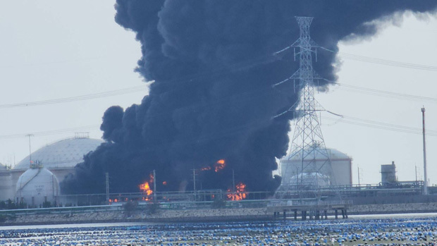 マプタプット工業団地の化学品貯蔵タンクが爆発し、炎上した＝９日（ラヨーン県当局提供） 