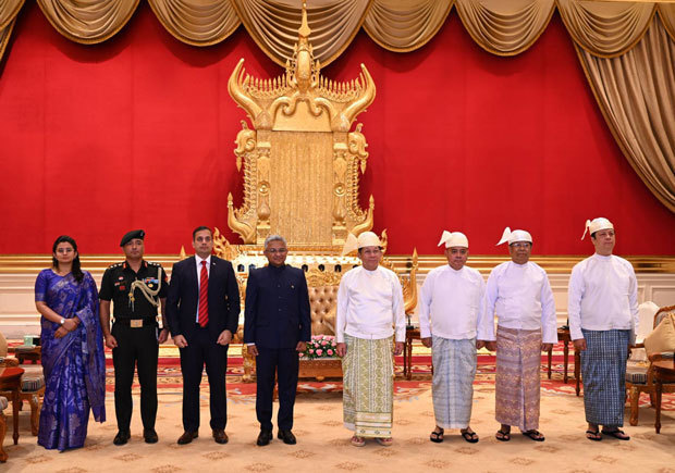 インドのタクール新大使（中央左）、ミャンマーのミンアウンフライン総司令官（同右）ら＝10日、ミャンマー・ネピドー（国軍総司令官室発表より）