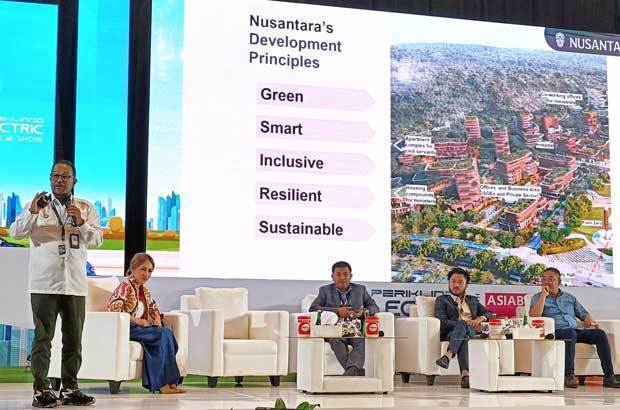 ヌサンタラ首都庁のレスディアンシャ氏（左端）は、ヌサンタラは「スマートフォレストシティー」を実現した首都となると強調した＝４月30日、ジャカルタ特別州（ＮＮＡ撮影）