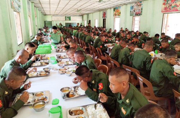 軍政の徴兵制に基づく軍事訓練の訓練生ら＝ミャンマー（国軍公式サイトより）