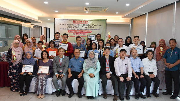 ヒロユキ・インダストリーズ・マレーシアは、リサイクルプロジェクト「レスキューＰＥＴボトル」の表彰式を開催した＝15日、ジョホール州（同社提供） 