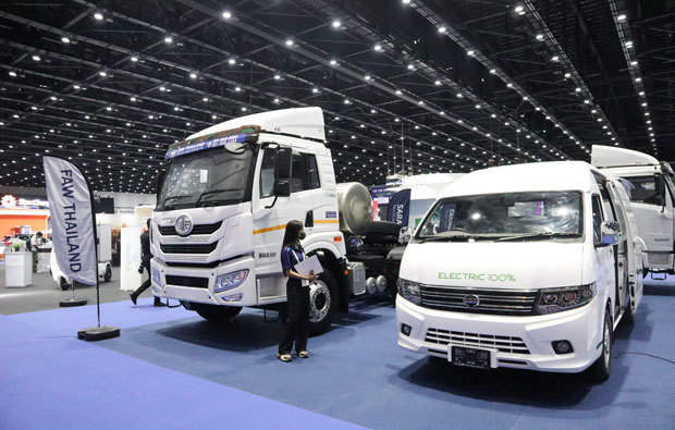 展示会には国内外の大手企業が数多く出展。中国第一汽車集団はＥＶ商用車を展示した＝15日、タイ・バンコク（ＮＮＡ撮影）