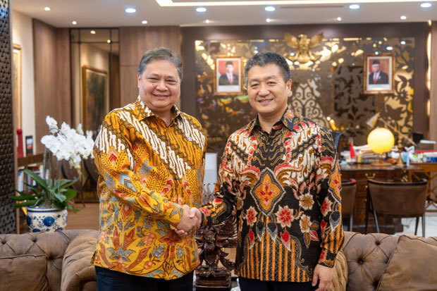 アイルランガ調整相（経済担当、左）は、陸慷・駐インドネシア中国大使と会談し、両国のニッケル加工分野での協力などについて協議した（経済担当調整省提供）