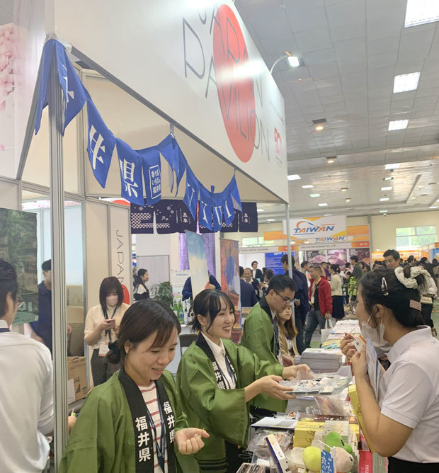 ベトナムでの直接投資収益が拡大している。写真は展示会で日本食を紹介するブース＝23年11月、ハノイ
