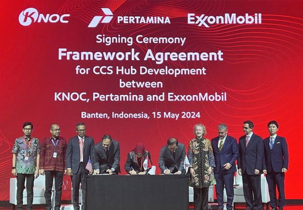 国営石油プルタミナは、インドネシアと韓国の国境を越えたＣＯ２の回収・貯留（ＣＣＳ）事業の開発で協力するフレームワーク契約を、韓国石油公社（ＫＮＯＣ）、米石油大手エクソンモービルと結んだ（アンタラ通信）