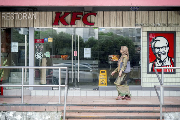 マレーシアの首都クアラルンプールで、一時的に閉鎖に追い込まれたケンタッキーフライドチキン（ＫＦＣ）の店舗＝３日（共同）