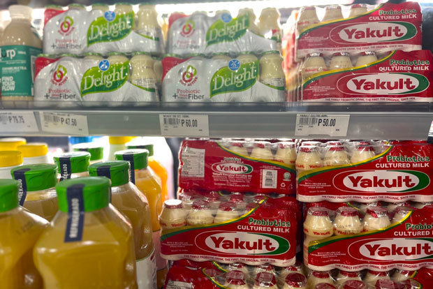 食料品店に陳列された乳酸菌飲料「ヤクルト」＝20日、マニラ首都圏マカティ市（ＮＮＡ撮影）