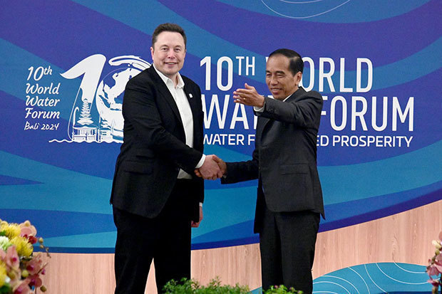 バリ島で18～25日に開催の「第10回世界水フォーラム」に合わせて会談した、イーロン・マスク氏（左）とジョコ･ウィドド大統領＝20日（内閣官房提供）
