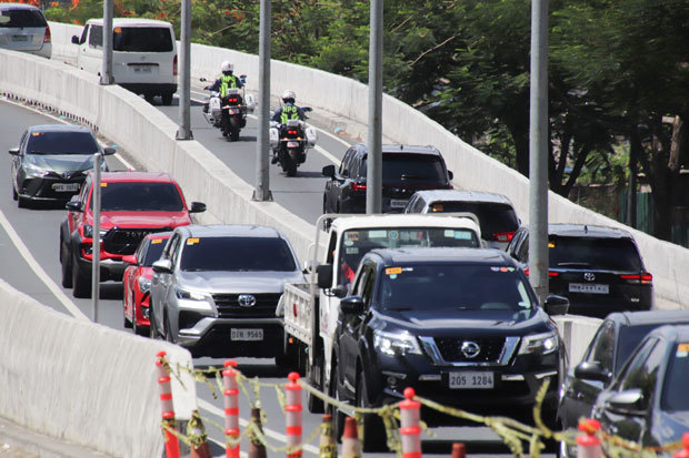 マニラ首都圏を走る自動車で環境車両はまだ少ない＝５月16日、タギッグ市（ＮＮＡ撮影）