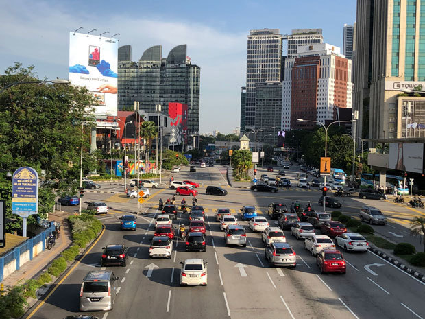 マレーシアの首都を走る自動車＝クアラルンプール（ＮＮＡ撮影）