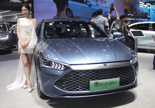 ＢＹＤの売れ筋のセダン「秦」ＰＨＶモデルの栄耀版