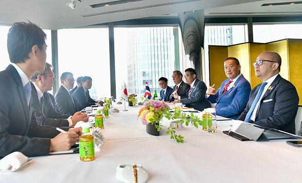 三井物産と面談するセーター首相（右から２人目）＝23日、東京（タイ政府提供）