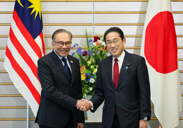 握手を交わすアンワル首相（左）と岸田首相＝５月23日、東京（首相官邸提供）