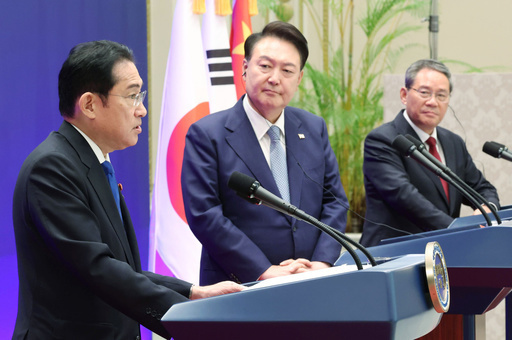 日中韓首脳会談後の共同記者発表で発言する岸田首相（左）。中央は韓国の尹錫悦大統領、右は中国の李強首相＝５月27日、韓国・ソウル（代表撮影・共同）