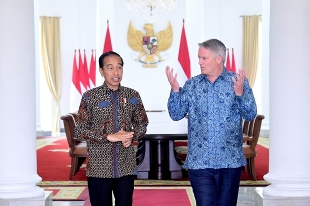西ジャワ州ボゴールの大統領宮殿でＯＥＣＤのコーマン事務総長（右）と会談したジョコ大統領＝５月28日（大統領府提供）