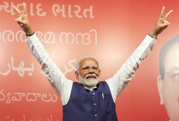 下院総選挙の開票を受け、インド人民党（ＢＪＰ）が中心の与党連合の勝利を宣言したモディ首相＝４日夜、首都ニューデリー（ＰＴＩ）