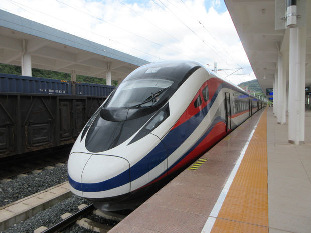 中国ラオス鉄道の特急列車＝22年９月、ラオス北部のボーテン駅（筆者撮影）