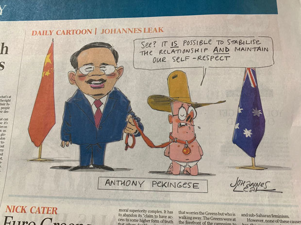17日付オーストラリアン紙の風刺画。中国に飼いならされたアルバニージー首相を皮肉っている