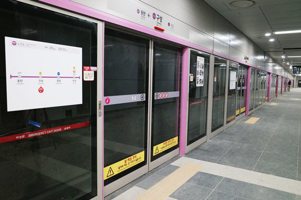 29日に開業する駒城駅のプラットホーム。全面スクリーンドアが設置されている＝韓国・京畿道竜仁市、2024年６月20日（ＮＮＡ撮影）
