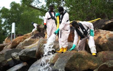 シンガポール沖で発生した船舶衝突事故を受け、流出した油を除去する作業員（シンガポール政府提供）