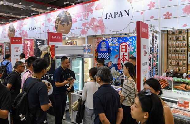 日本貿易振興機構が台湾最大級の食品見本市「台北国際食品展」で設けたジャパンパビリオンには大勢の来場者が訪れた＝６月27日、台北（ＮＮＡ撮影）